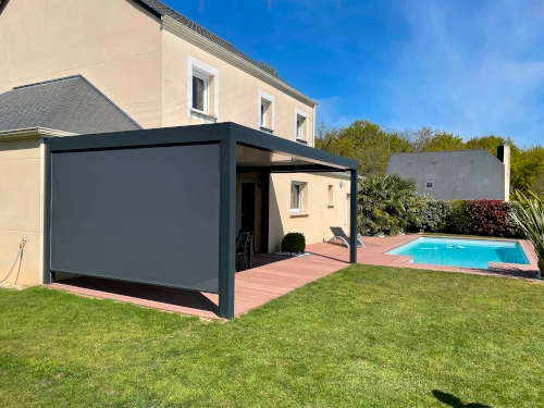 Pergola au bord d'une piscine dans un jardin