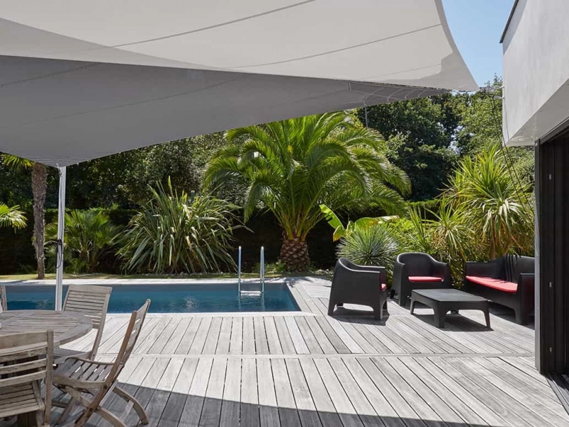 Bournigal Expert Fenêtre vous propose des voiles d’ombrage sur mesure avec Les Toiles de l’Ouest