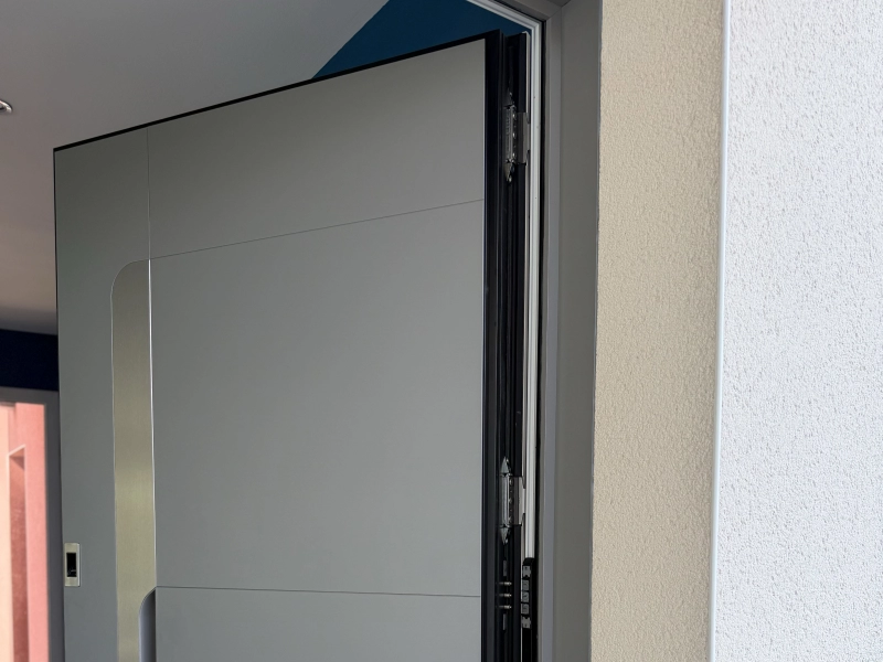 Porte d’entrée Bel’M Germain en aluminium – Réalisation Bournigal à Nantes