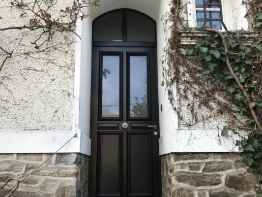 Aménagement d'une porte d'entrée en bois à Thouaré sur Loire