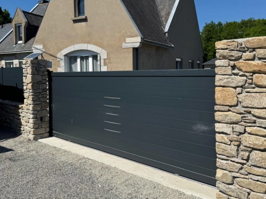 Pose d’un portail coulissant Kostum et clôture design à Vigneux-de-Bretagne