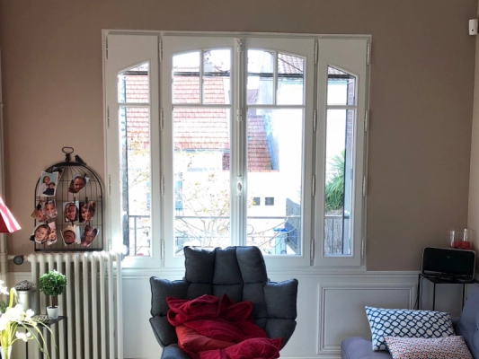 Installation d'une fenêtre vintage dans une zone historique
