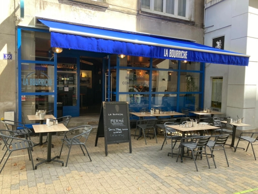Installation d'un store banne pour un bar à huîtres du centre-ville de Nantes