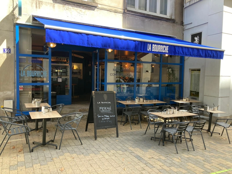 Installation d'un store banne pour un bar à huîtres du centre-ville de Nantes