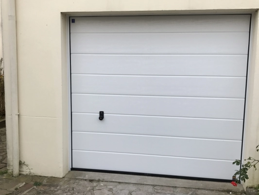 Pose d'une porte de garage sectionnelle dans l'Indre