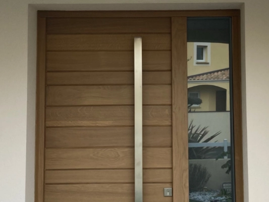 Une porte d'entrée en bois qui transforme l'entrée de cette maison à Nantes