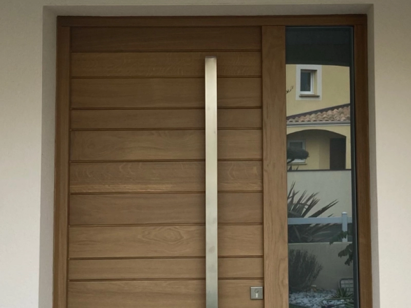 Une porte d'entrée en bois qui transforme l'entrée de cette maison à Nantes - expert en fenêtres en aluminium à Nantes Une porte d'entrée en bois qui transforme l'entrée de cette maison à Nantes