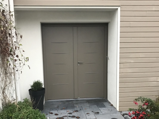 Pose d'une porte d'entrée à deux vantaux à Vertou