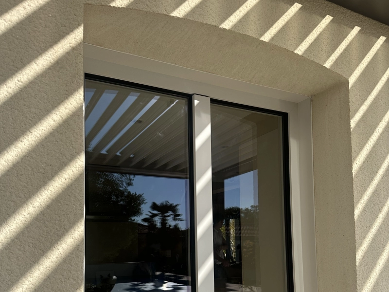 Installation sur mesure de fenêtres aluminium et porte de service à Pont-Saint-Martin