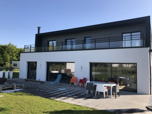 Installation de porte, baies vitrées et fenêtre dans une maison neuve