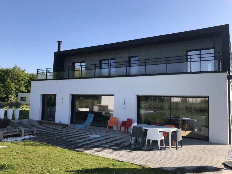 Installation de porte, baies vitrées et fenêtre dans une maison neuve 