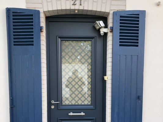 Pose d'une porte en aluminium Bel'M à La Montagne
