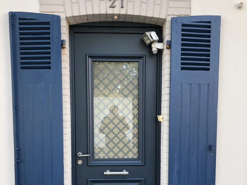 Pose d'une porte en aluminium Bel'M à La Montagne
