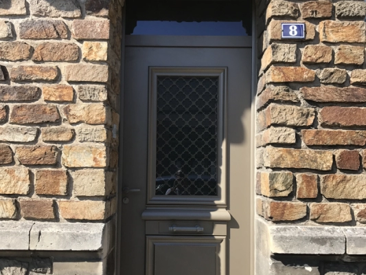 Installation d'une porte d'entrée en aluminium dans le centre-ville de Nantes