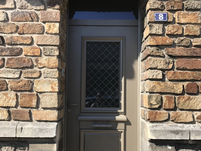 Installation d'une porte d'entrée en aluminium dans le centre-ville de Nantes
