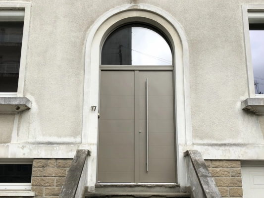 Pose d'une porte d'entrée mixte alu/bois avec imposte en Loire Atlantique