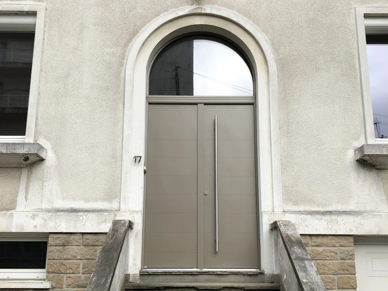 Pose d’une porte d’entrée mixte alu/bois avec imposte en Loire Atlantique