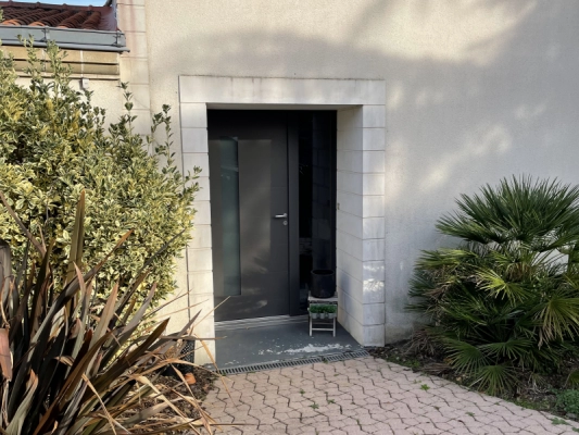 Pose d'une porte d'entrée moderne à Rezé