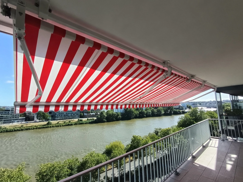 Store banne Schenker à rayures rouges et blanches à Nantes