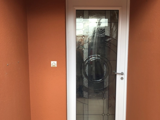 Installation d'une porte d'entrée vitrée à Carquefou