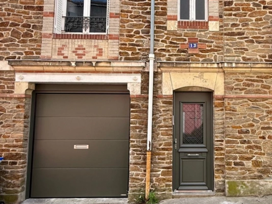 Installation d’une porte d’entrée Bel’M Athéna et d’une porte de garage motorisée près de Nantes