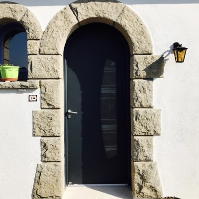 Pose d'une porte d'entrée mixte aluminium et bois à Haute Goulaine