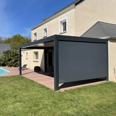 Pose d'une pergola à lames orientables avec screen à Orvault