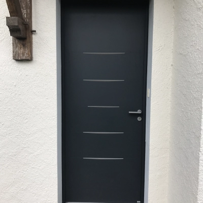 Pose d'une porte d'entrée en aluminium par Bournigal à Vertou