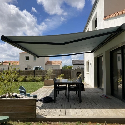 Le store banne recouvre parfaitement la terrasse où nos clients aiment manger lors des journées d'été